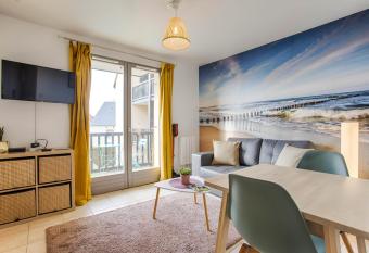 Cosy flat at 100m from the beach and parking has Balcony rooms
