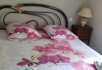 Le calme allows 18 year olds to book a room