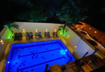 Curazao Hotel -Centro Hist  rico- allows 18 year olds to book a room