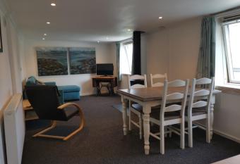 Relax in a 1 Bedroom Apartment near a country Pub has Balcony rooms