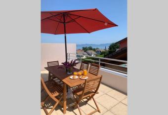 Superbe appartement au calme avec vue sur le Lac. has Balcony rooms