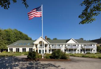 Country Inn at Camden Rockport has rooms with a private hot tub
