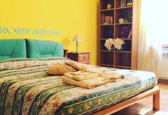 IL DOLCE ULIVO casa vacanze (up to 5 sleep) has Balcony rooms