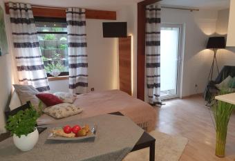 Privat Apartaments , eigene Eigang, eigene Badezimmer, und eigene K  che allows 18 year olds to book a room