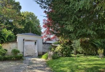 LE PRESBYT  RE DE LA CITE ROYALE DE LOCHES has Balcony rooms
