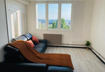 Superbe appartement centre Montlu  on, proche h  pital allows 18 year olds to book a room