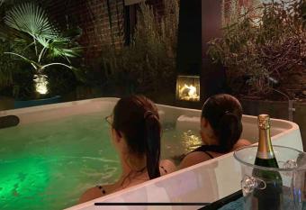 Le jacuzzi de Marie allows 18 year olds to book a room