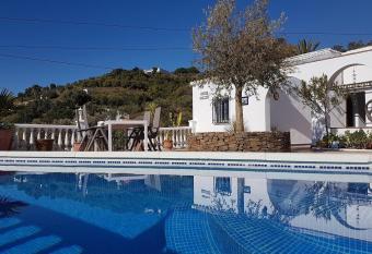 Cortijo Pura Vida has Balcony rooms