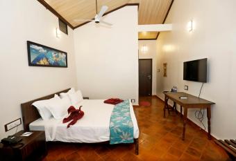 Chira Meadows Ecoresort has rooms with a private hot tub