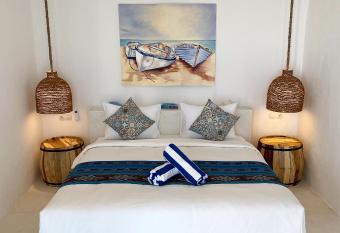 Villa Bianca Bali has rooms with a private hot tub