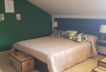 CASETTA DEI RICCI allows 18 year olds to book a room