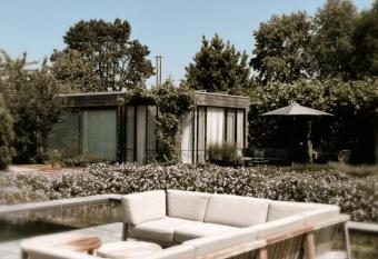 Lit de Cl  mot allows 18 year olds to book a room