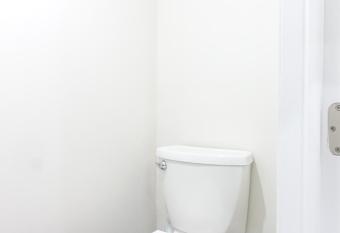 Best Apt To Visit NYC-EWR Airport+Free Parking has Balcony rooms