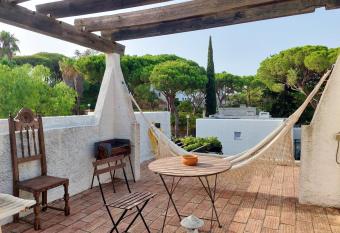 2 bedrooms house with furnished garden and wifi at Quarteira 4 km away from the beach has Balcony rooms