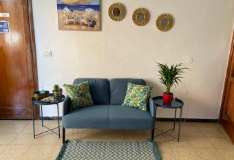 Sarahs Kite Vivienda Vacacional en Playa del Burrero allows 18 year olds to book a room