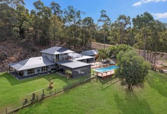 Light & Bright - Set high to catch the breeze has Balcony rooms