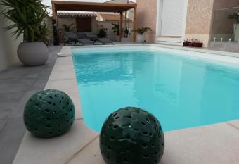 les chambres du Saunier allows 18 year olds to book a room