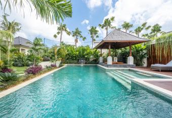 Villa Reillo By Nakula has rooms with a private hot tub