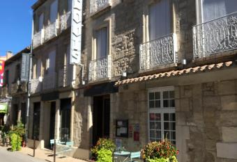 H  tel Saint Louis allows 18 year olds to book a room