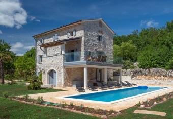 Villa Azzurro has Balcony rooms