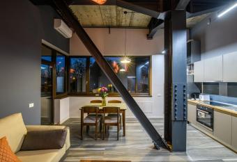 ArtHomes Apartments has rooms with a private hot tub