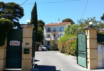 Kimi R  sidence allows 18 year olds to book a room