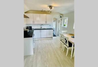 Modern apartment in the heart of the village. allows 18 year olds to book a room