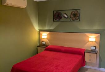 Estancia cerca al Estadio y Ramblas allows 18 year olds to book a room