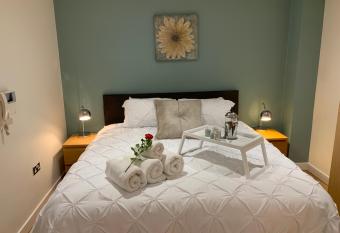 Modern, City Centre, Studio Apartment with FREE WIFI, GYM ACCESS, NETFLIX - West One allows 18 year olds to book a room