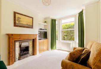 Entire Property in Hoole, Chester- walking distance to train station & city centre allows 18 year olds to book a room