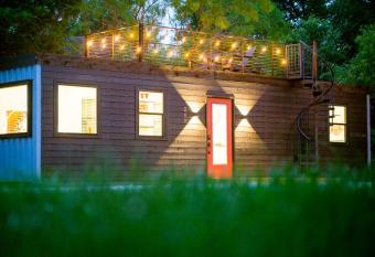 The Merlot House-Container Home 12 min to Magnolia allows 18 year olds to book a room