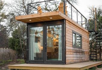 Deer Creek Tiny Container Home-12 Min to Magnolia allows 18 year olds to book a room