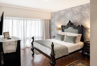 Santiago Family House has rooms with a private hot tub