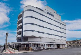 HOTEL Gran Arena                               allows 18 year olds to book a room