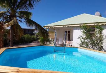 Maison de 2 chambres avec piscine partagee jardin amenage et wifi a Le Moule has Balcony rooms