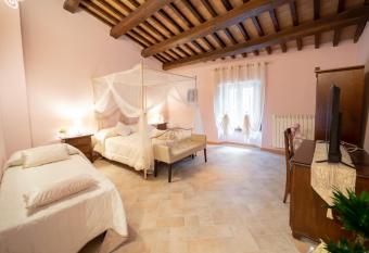 Albergo La Loggia di San Martino allows 18 year olds to book a room