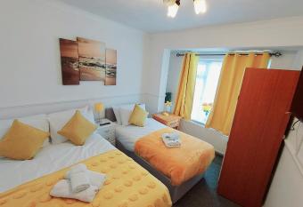 Gillings Villa -Perfect For Long & Short Stays allows 18 year olds to book a room