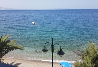 Agioi Theodoroi beach has Balcony rooms