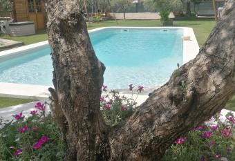 L atelier de Guytou et Spa has rooms with a private hot tub