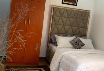 ENTIRE STUDIO(WIFI,GOOD SECURITY,24HRS POWER SUPPLY) allows 18 year olds to book a room