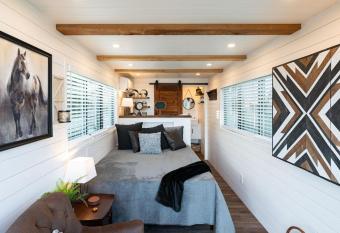 The Stable Tiny Container Home-12 min to Magnolia allows 18 year olds to book a room