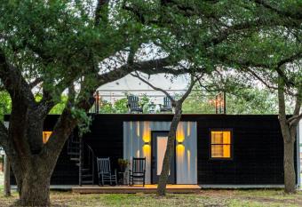 The Black Oak-Container Home 12 Min to Magnolia allows 18 year olds to book a room