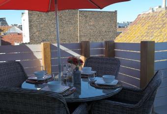THE ROOFTOP - a trendy new apartment with airconditioning, large terrace & free parking allows 18 year olds to book a room