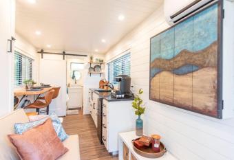 NEW The Brazos-Tiny Home 12 Min to downtown allows 18 year olds to book a room