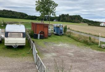 Husvagn allows 18 year olds to book a room