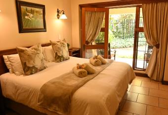 LUXURY EN-SUITE KING ROOM @ 4 STAR GUEST HOUSE allows 18 year olds to book a room