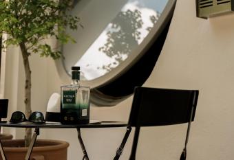 SANTA CRUZ 124 G allows 18 year olds to book a room