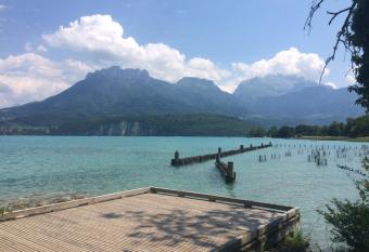 chambre atypique    200m du lac allows 18 year olds to book a room