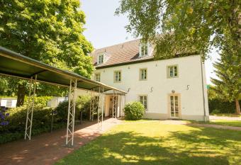 Hotel Gut Grossrotter Hof (ehem. Hotel Schmitte) allows 18 year olds to book a room