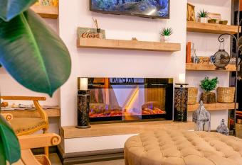 L opera Deluxe Hotel has Balcony rooms